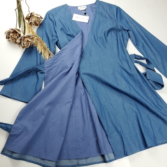 New Lovers + Friends  Viscose Chambray Blue Belted Wrap Dress Size M - Picture 8 of 13